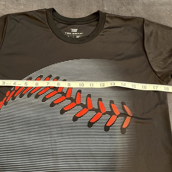 Boys Tek Gear T-shirt. Wore once. Large. - Picture 4 of 7